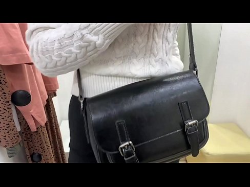❤️ Masturbazione publica di a ghjovana cagna FeralBerry cù un dildo in a sala di prove Video sessu à noi ❌️❤