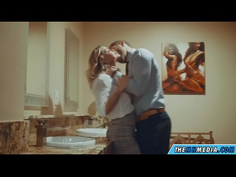 ❤️ Quandu una bionda tettona ti seduce in un bagnu publicu Video sessu à noi ❌️❤